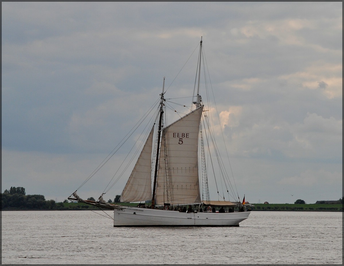 Segelschiff  ELBE 5  auf der Elbe nahe Blankenese in Richtung hamburg unzerwegs.  21.09.2013