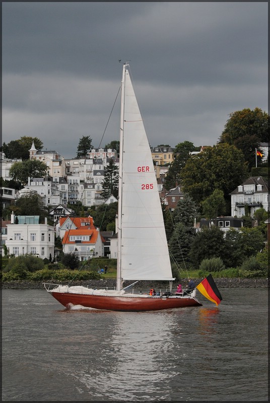 Segelschiff  GER 285* aufgenommen am 21.09.2013 auf der Elbe nahe Blankenese.