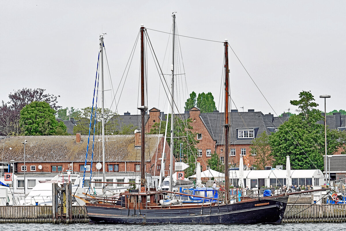 Segelschiff LILLEHOLM (rund 21 Meter lang) am 19.05.2022 im Hafen von Lübeck-Travemünde