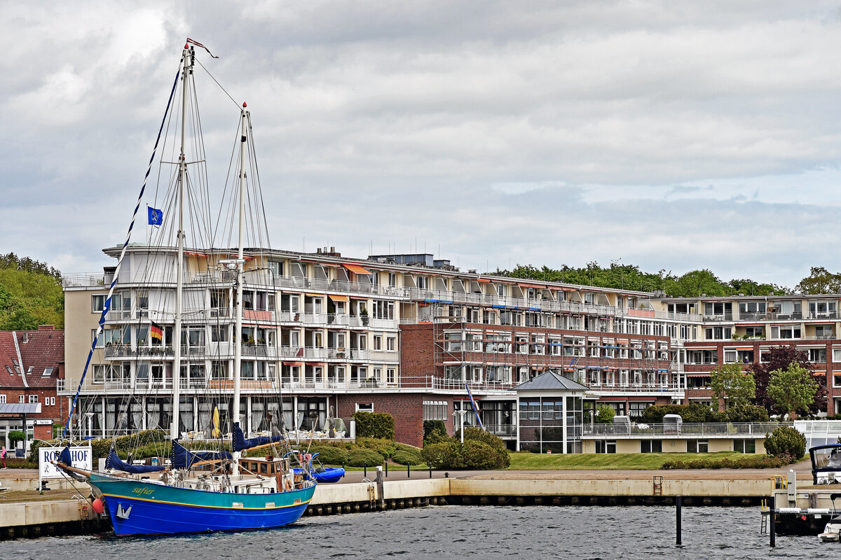 Segelschiff SAFIER am 14.05.2022 bei der Rosenhofbrücke in Lübeck-Travemünde liegend