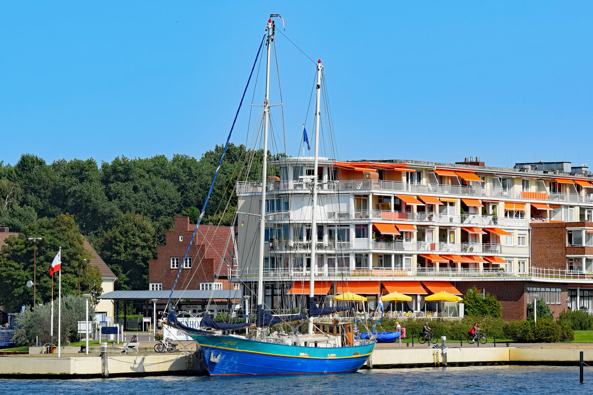 Segelschiff SAFIER am 21.08.2021 bei der Rosenhofbrücke im Hafen von Lübeck-Travemünde