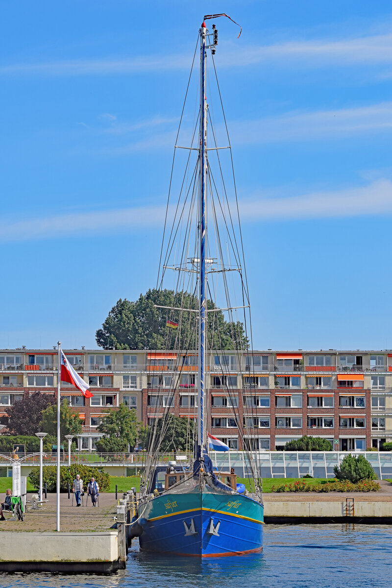 Segelschiff SAFIER am 24.08.2021 bei der Rosenhofbrücke in Lübeck-Travemünde