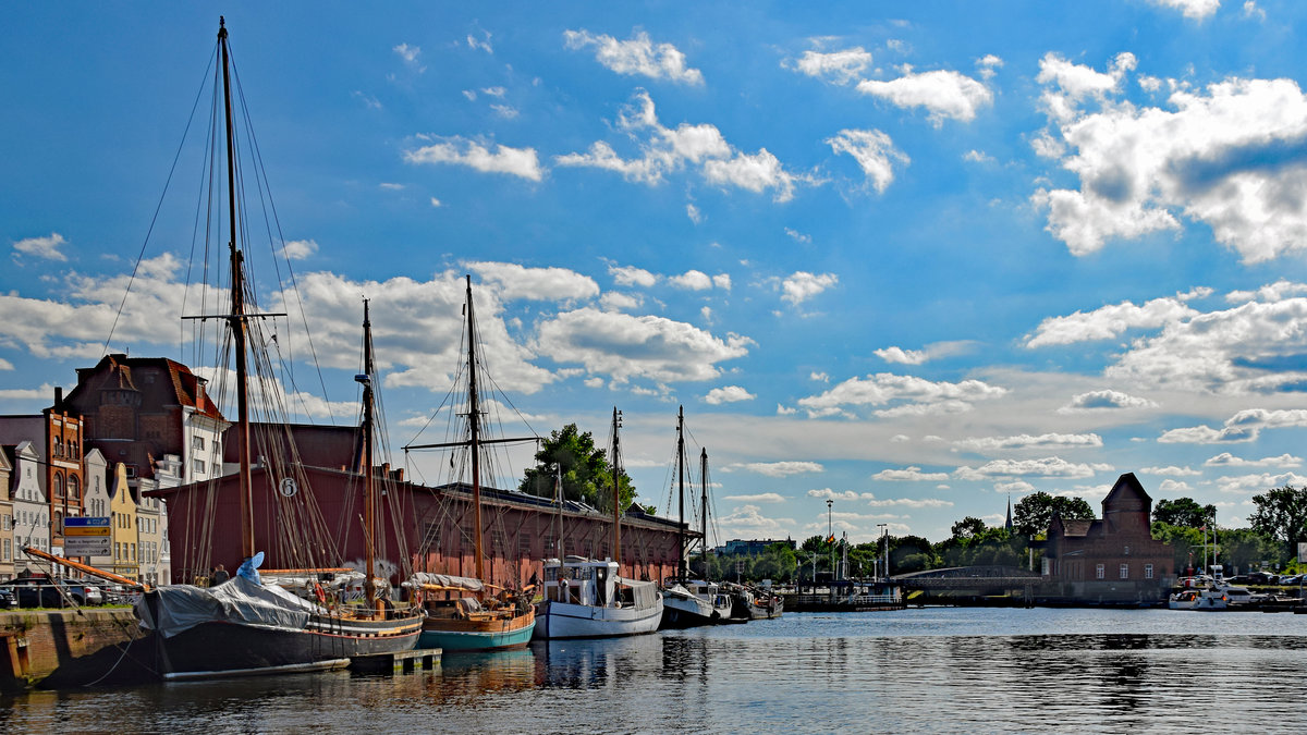 Segelschiffe im Hansahafen von Lübeck. 21.06.2020. Blick in Richtung Drehbrücke