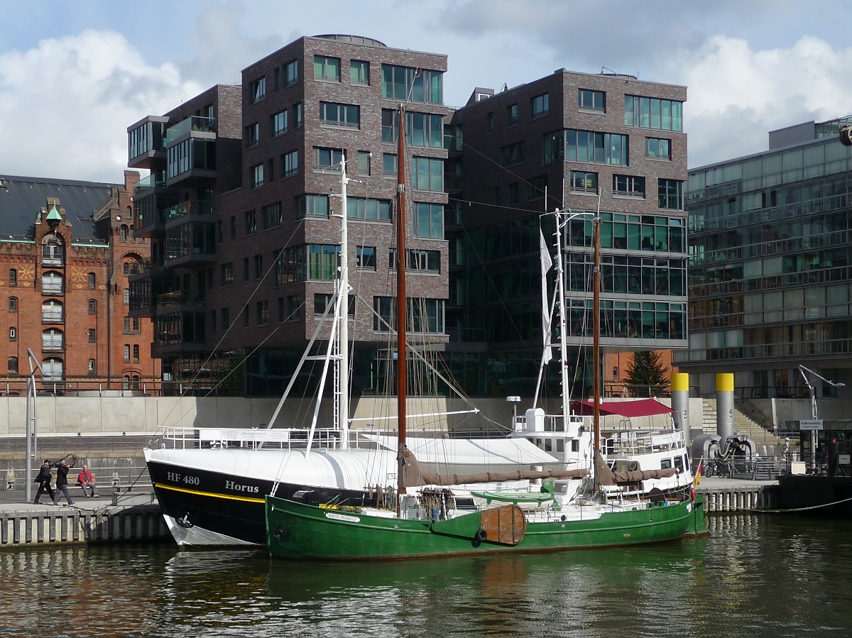 Segelschiffe  HF 480 Horus  und  Hans August  im Sandtorhafen in Hamburg, 8.9.15