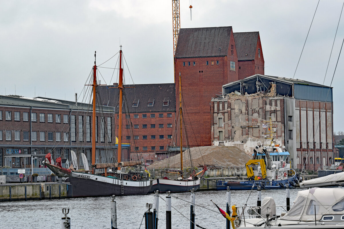 Segelschiffe VESTBY und SAWA am 10.11.2022 im Hafen von Neustadt / Holstein. Ganz rechts: Schlepper NOORMAN
