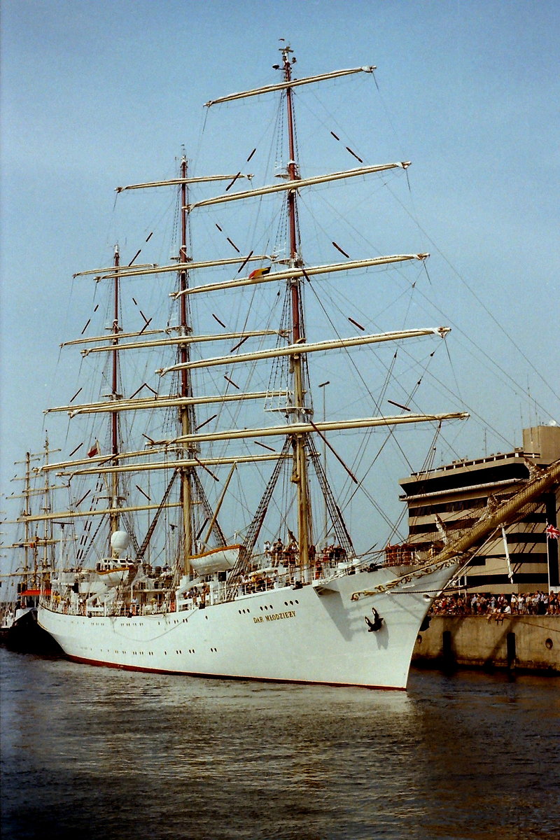 Segelschulschiff 'DAR MŁODZIEŻY' der polnischen Handelsmarine bei der Windjammerparade aus Anlass des 100jährigen Bestehens des Hafens Zeebrugge im Juli 1995. 