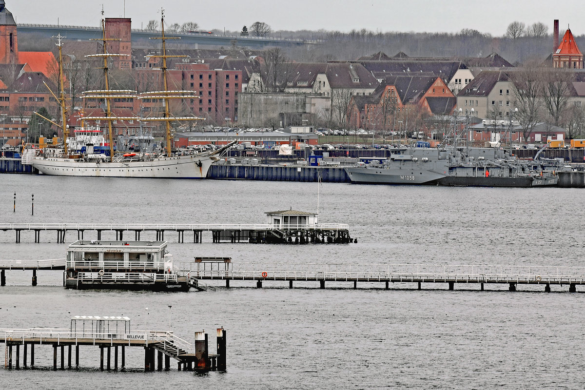 Segelschulschiff GORCH FOCK im Hafen vom Kiel (am 09.02.2015). Neben dem Dreimaster sind die Minensuchboote M 1058 und M 1059 zu erkennen.