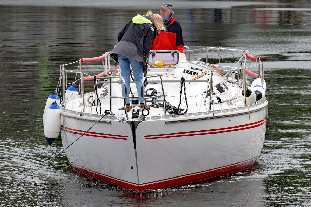 Segelyacht GRANDEZZA ist gerade mittels Kran beim Passat-Hafen in Lübeck-Travemünde ins Wasser gesetzt worden und nun in seinem nassen Element. Aufnahme vom 16.05.2020