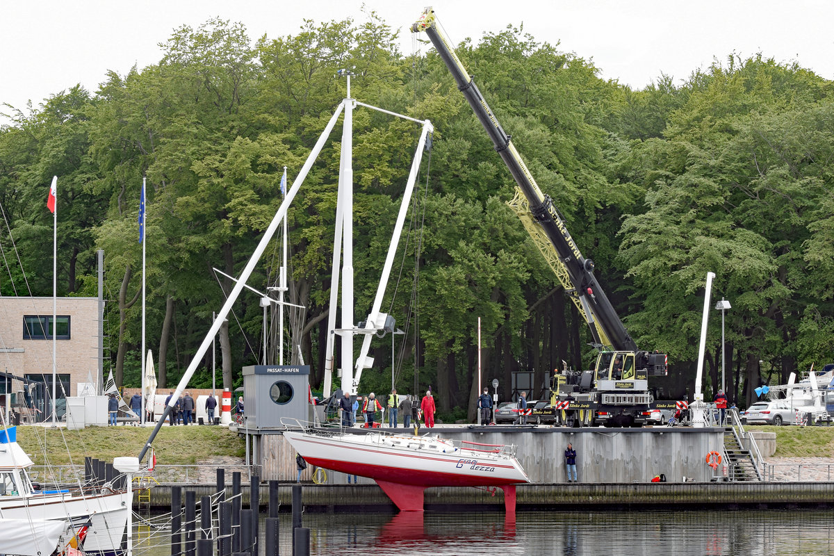 Segelyacht GRANDEZZA wird am 16.05.2020 mittels Kran beim Passat-Hafen in Lübeck-Travemünde ins Wasser gesetzt.