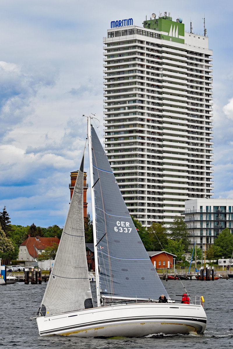Segelyacht JACARANDA am 16.05.2020 im Hafen von Lübeck-Travemünde. Im Hintergrund ist das Hotel MARITIM zu sehen.
