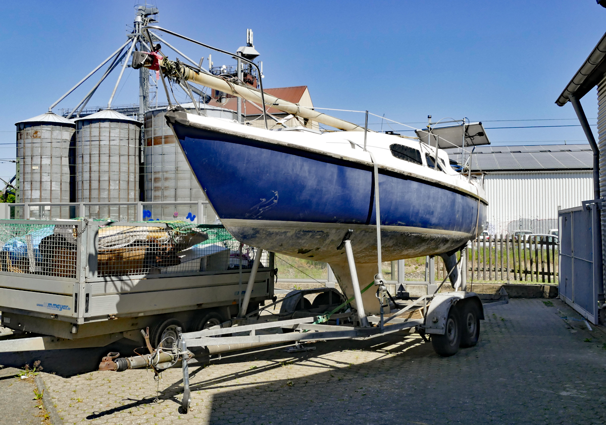 Segelyacht, überholungsbedürftig auf einem Trailer in Sechtem - 08.05.2018