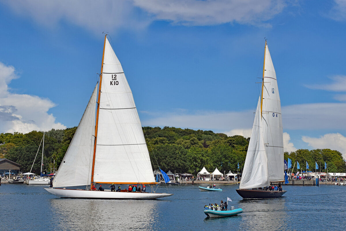 Segelyachten SPHINX und TRIVIA 26.7.23 in Lübeck-Travemünde. Rotspon-Regatta (Wettkampf zwischen Mannschaft des schleswig-holsteinischen Ministerpräsidenten und dem Lübecker Bürgermeister) 