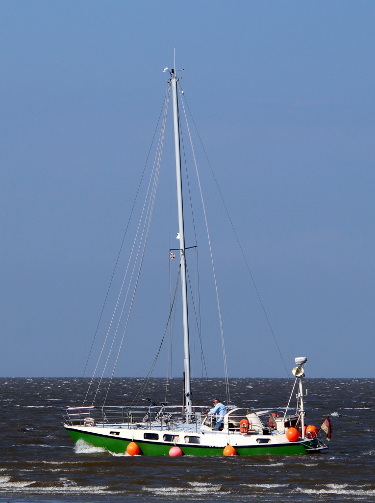 Segler am 31.05.2013 vor Fedderwardersiel. Wer kennt das Schiff, sein Name fängt mit Ph... an.