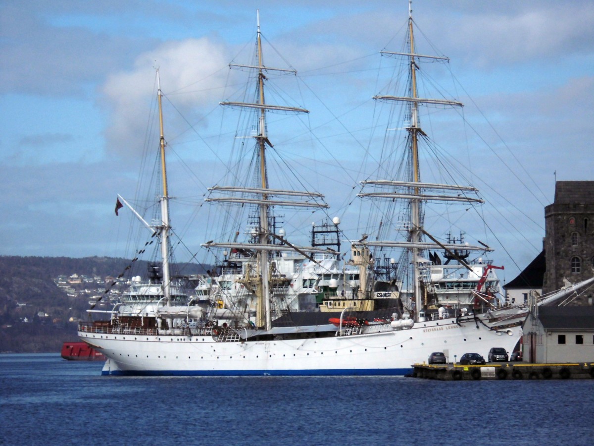 Segler  Statsraad Lehmkuhl  am 07.04.14 in Bergen (Norwegen).