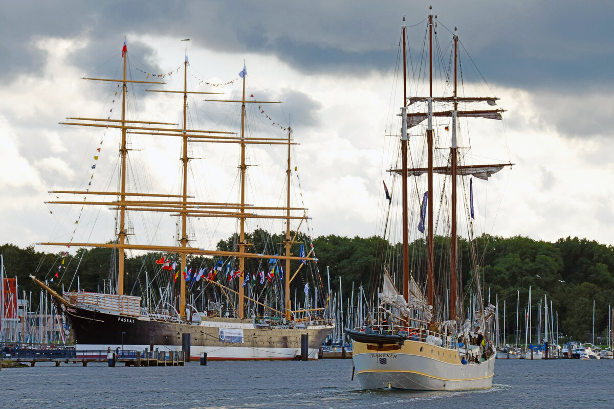  Segler-Treffen  - MARIE FRISIUM passiert die Viermastbark PASSAT. Lübeck-Travemünde, 1.8.2021. Letzter Tag der Travemünder Woche 2021