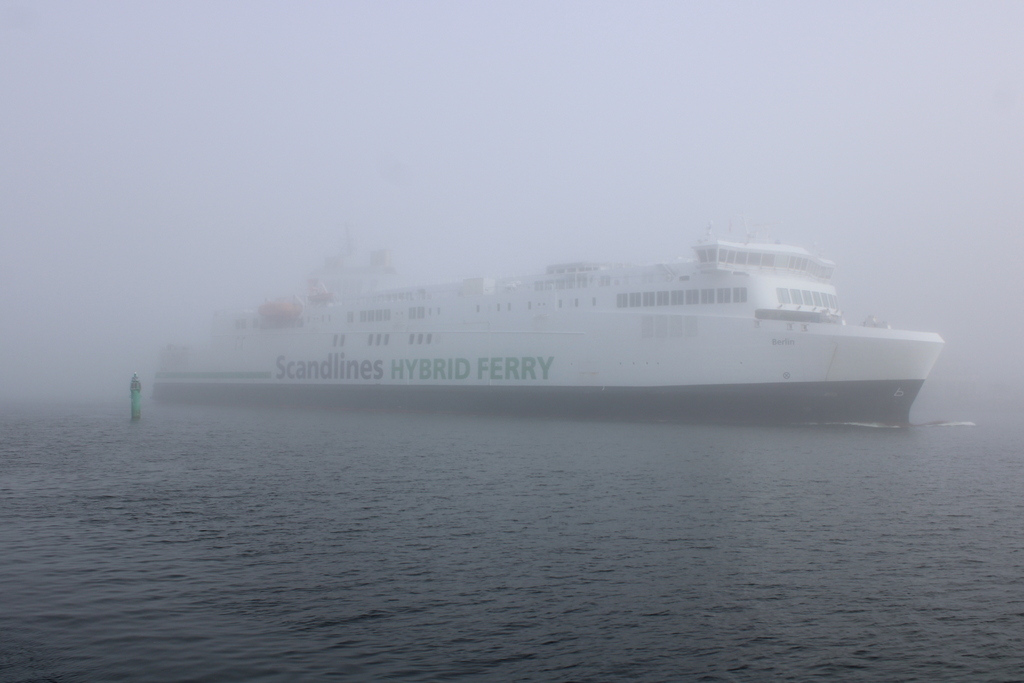Sehr dichter Nebel herrschte am Mittag des 17.03.2021 in Warnemünde als die Scandlines Fähre BERLIN auch ihrem Rückweg von Gedser nach Rostock-Überseehafen war.