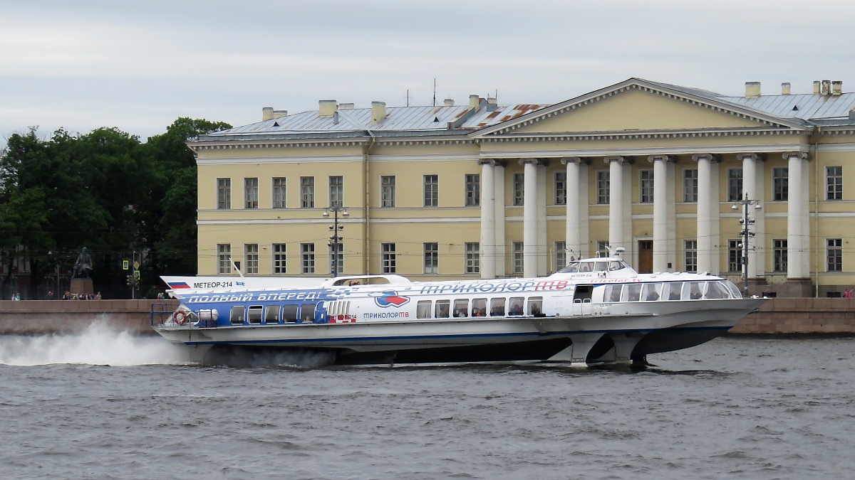 Sehr eilig hat es die метеор-214 (Meteor) auf der Newa in St. Petersburg, 16.7.17