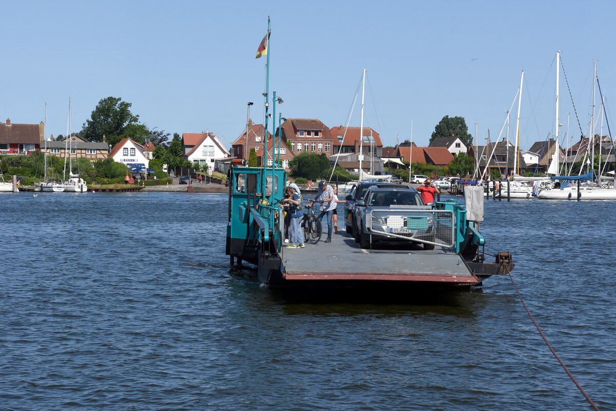 seilgeführte Motorfähre über die Schlei zwischen Sundsacker und Arnis mit Blick auf Arnis / gesehen in Winnemark, Ortsteil Sundsacker (Kreis Rendsburg-Eckernförde/Deutschland), 17.07.2021