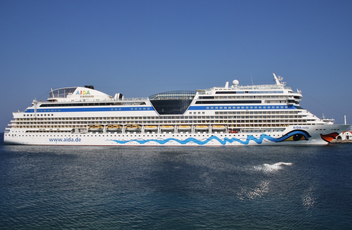 Seitenansicht der AIDAstella in Rhodos-Stadt. (20.8.2015)