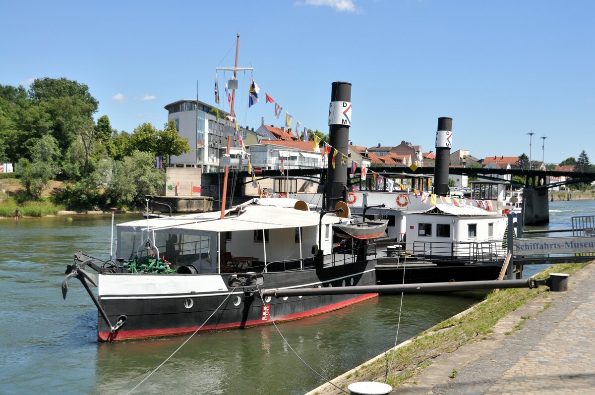 Seitenradschlepper  Ruthof Ersekcsanad  im Schifffahrtsmuseum an der Donau in Regensburg. Stapellauf am 25.Jan.1923; gebaut von der Rudhof Werft Regensburg; Länge 61,58m; Breite 7,90m; max. Breite 16,60m; Tiefgang 1,0m; Leistung 800 PS; in Regensburg am 03.07.2022.