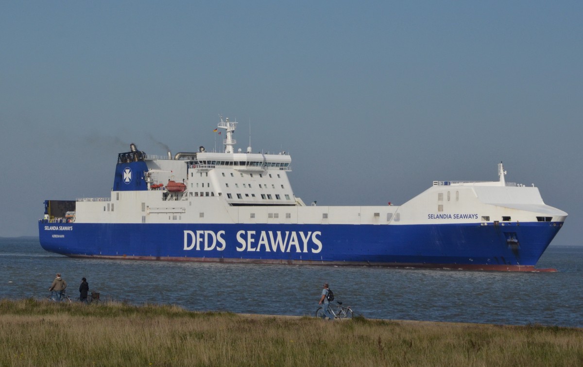 Selandia  SEAWAYS DFDS, Heimathafen  Kopenhagen ein RoRo-Schiff. Es wurde zwischen 1997 und 2000 gebaut. Hat eine Maschinen Leistung  21600kW  (29.368 PS)
Kann 647 TEU laden und hat 2772 Lademeter Ist für 12 Passagiere zugelassen.
Länge: 197,02m,  Breite: 25,96m, und einen Tiefgang: 7,50m.  IMO:  9157284. 
Einlaufend in Cuxhaven am 03.10.15
