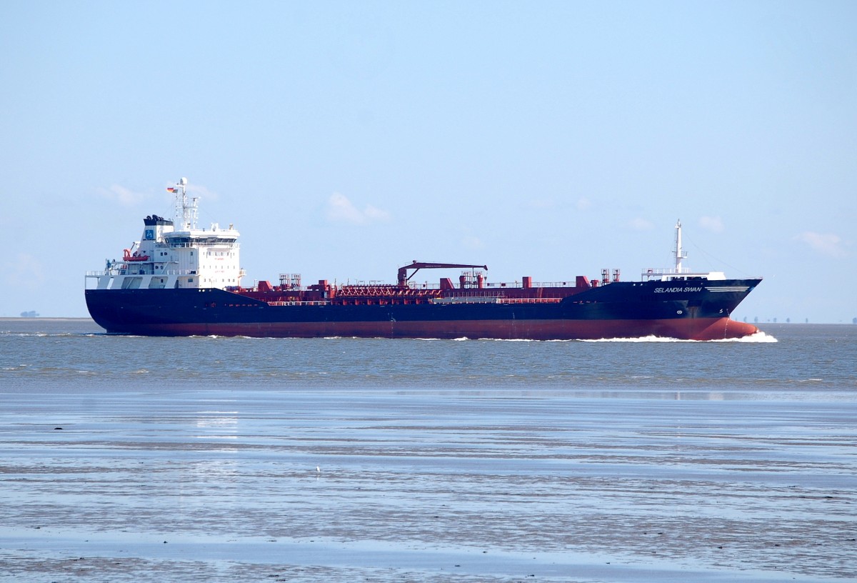  SELANDIA SWAN  (IMO: 9371787, MMSI: 220545000) 26.08.2013 vor Cuxhaven (Ziel Riga). Flagge: Dnemark, Typ: l/Chemie Tanker, Baujahr: 2007,Lnge x Breite: 148 m X 23 m ,Bruttoregistertonnen: 11711, Tragfahigkeit: 17998 t, Eingetragene Geschwindigkeit (Max./Durchschnitt): 14.7 / 12.4 knots