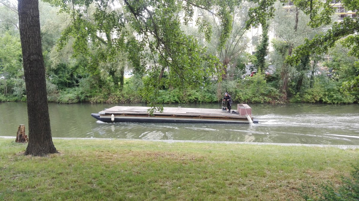 Selbstfahrende Arbeitsplattform B-BY359 ohne Aufbauten am Landwehrkanal in Berlin. Aufgenommen am 05.06.2020.