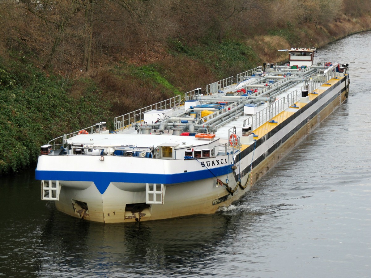 Selbstfahrender Tank-Schubleichter (TSL)  SUANCA , 04808880 , 83,88 x 9,54 , am 09.01.2014 im Teltowkanal in Berlin-Britz auf Talfahrt.