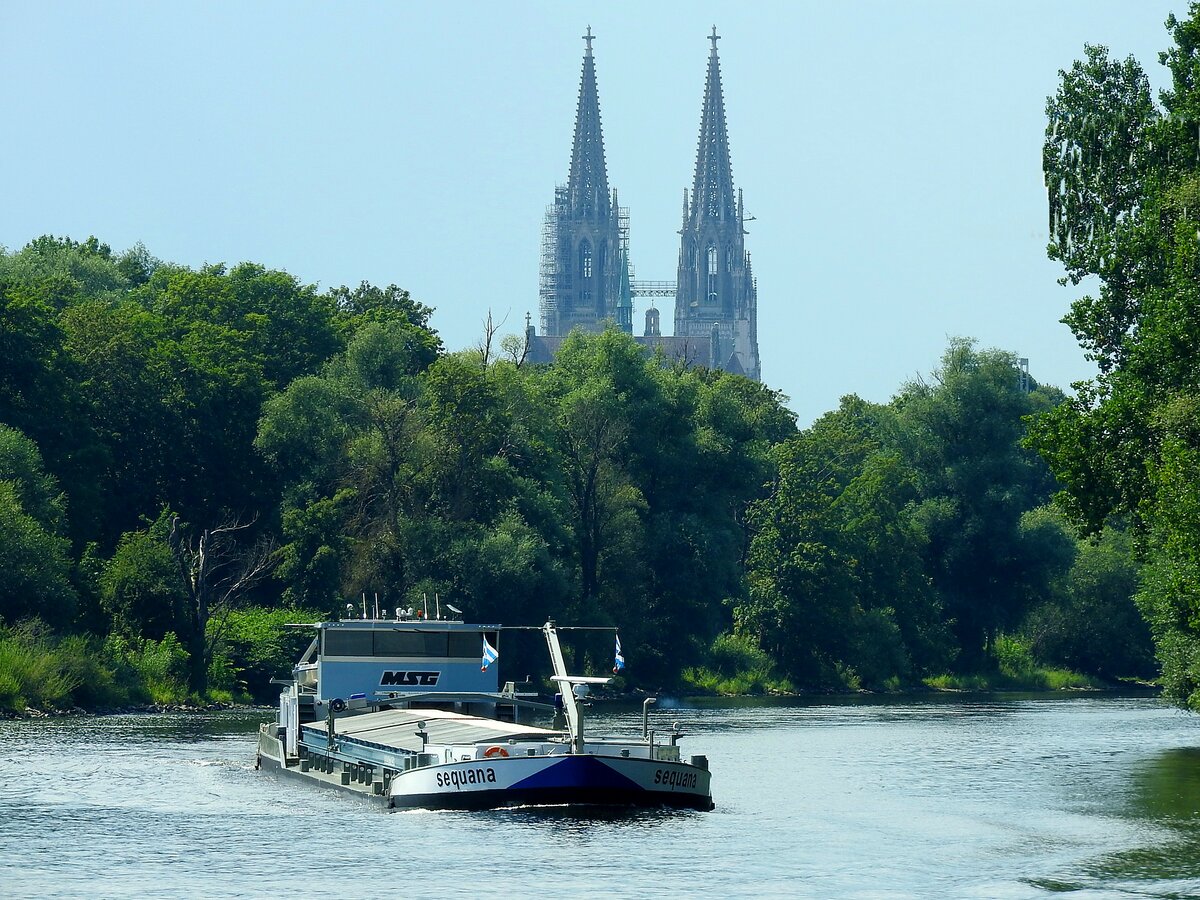 sequana (02319546;L=86m: B=9m; 1472t; 1300PS; Bj.1973) befindet sich bei Regensburg voll beladen auf der Donau-Talfahrt; 230815