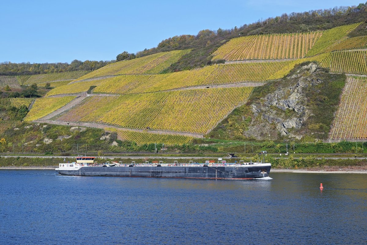 SERENITAS (Tankmotorschiff, Niederlande, ENI: 02321586) rheinabwärts (Osterspai, 01.11.17). 