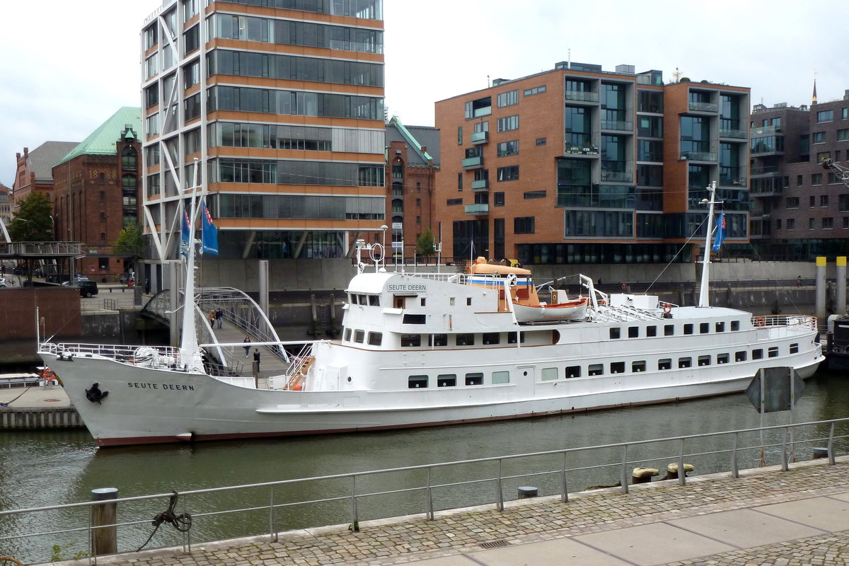 'Seute Deern', ehem. Seebäderschiff, Bj. 1961, jetzt Eventschiff, an seinem Liegeplatz am Sandtorkai in der Hamburger Hafencity. Aufnahmedatum: 10.10.2016