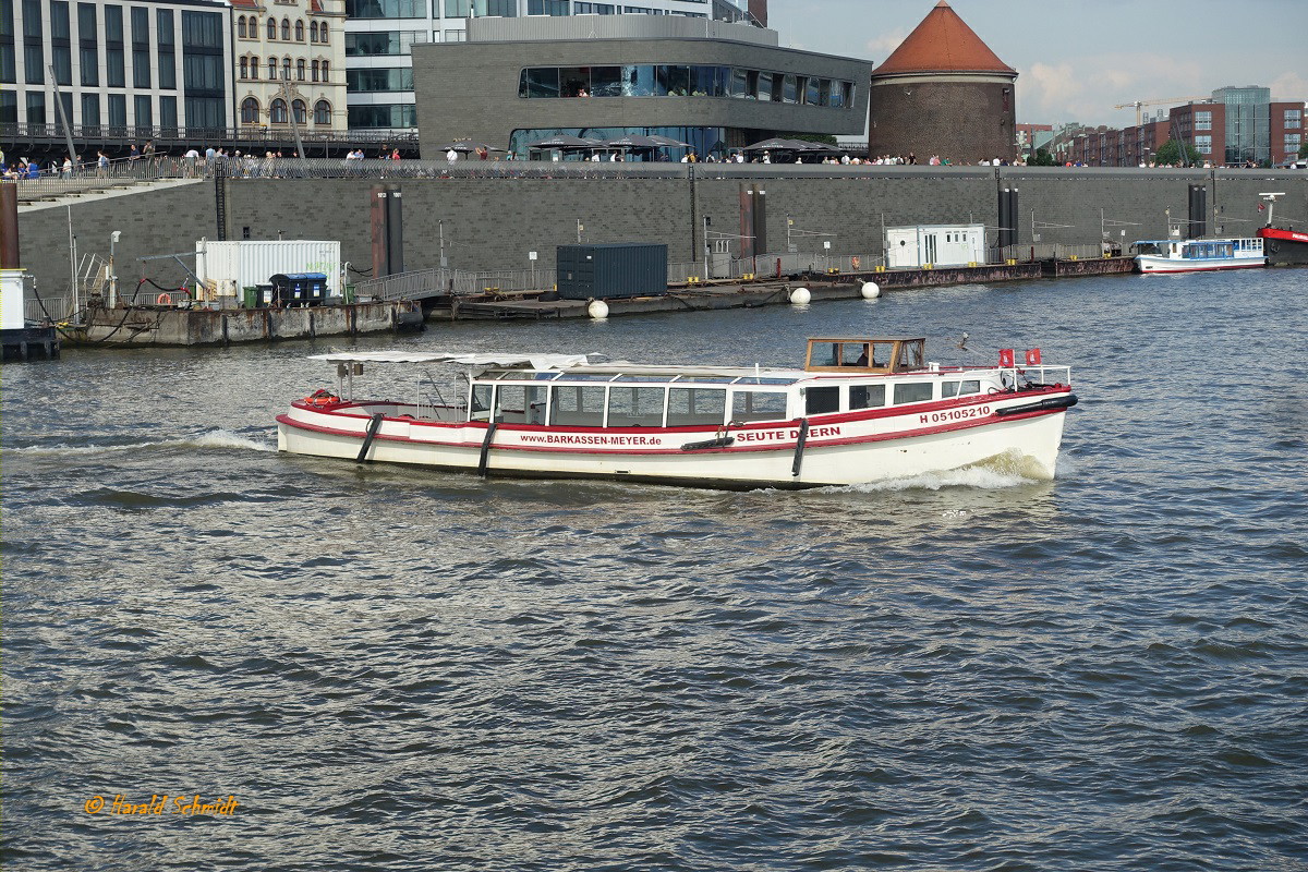 SEUTE DEERN (ENI 05105210) am 17.6.2023, Hamburg, Elbe, Hinterkante Überseebrücke /

Rundfahrtbarkasse / Zul. Ges. 90 Pass. / 2011 Umbau zur sinksicheren Barkasse / Eigner: Barkassen Meyer HH /
