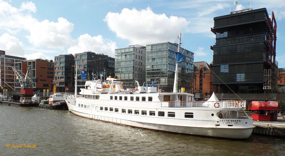 SEUTE DEERN (IMO 5321124) am 3.5.2016, Traditionschiffhafen Sandtorhafen /
Ehem. Seebäderschiff / BRT 825 / Lüa 63,91 m, B 10,06 m, Tg 2,4 m / 1 Diesel, MAN 2.000 kW (2.719 PS), 15,5 kn /  max. 775 Pass. / gebaut 1961 bei Rheinstahl-Nordseewerke / Heimathafen Hamburg /
