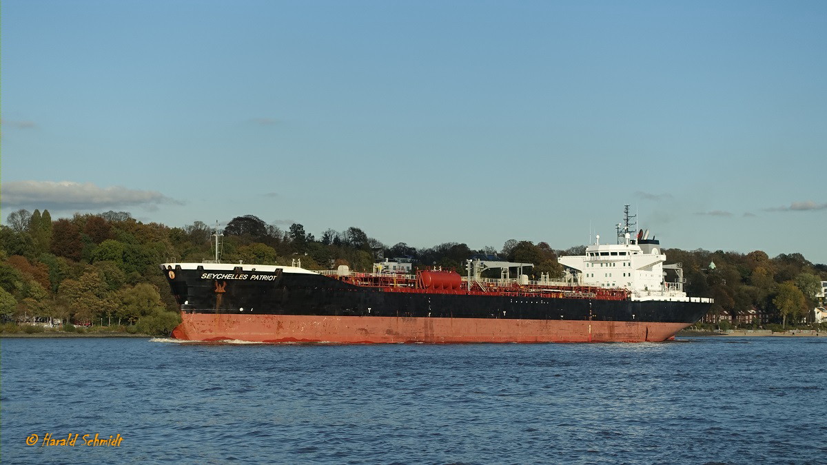 SEYCHELLEN PATRIOT (IMO 9365635) am 30.10.2019, Hamburg auslaufend, Elbe Höhe Finkenwerder / 
Chemie + Produktentanker / BRZ 27.007 / Lüa 189 m, B 32,23 m, Tg 7 m / 1 Diesel, MAN 8L58 / 64, 11.200 kW (15.230 PS), 16 kn / gebaut  2008 bei Lindenau, Kiel  / Eigner: Seychelles Patriot Ltd., Flagge: Seychellen, Heimathafen: Port Victoria  / Manager: GTS Shipmanagement, Bremen / 