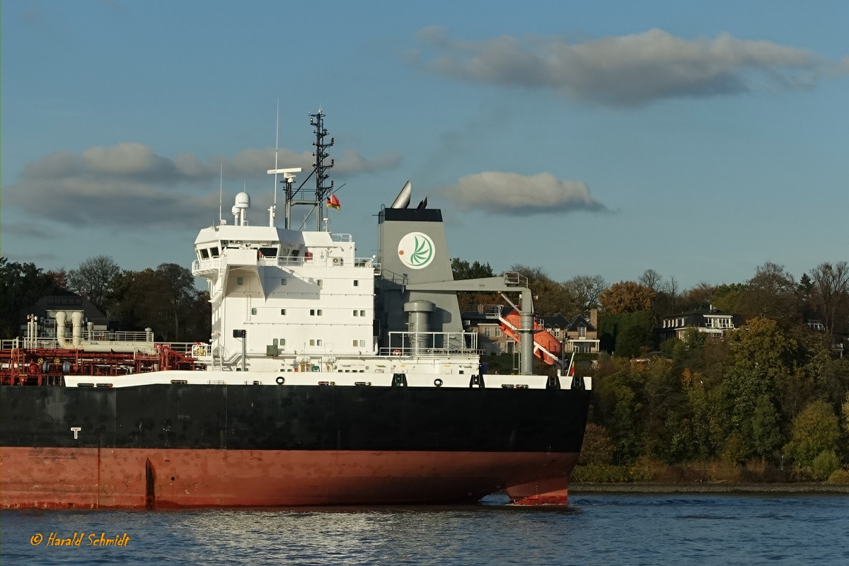 SEYCHELLEN PATRIOT (IMO 9365635) am 30.10.2019, Schornsteinmarke: Seychelles Petroleum, Viktoria, Seychellen,, Hamburg auslaufend, Elbe Höhe Finkenwerder / 
Chemie + Produktentanker / BRZ 27.007 / Lüa 189 m, B 32,23 m, Tg 7 m / 1 Diesel, MAN 8L58 / 64, 11.200 kW (15.230 PS), 16 kn / gebaut  2008 bei Lindenau, Kiel  / Eigner: Seychelles Patriot Ltd., Flagge: Seychellen, Heimathafen: Port Victoria  / Manager: GTS Shipmanagement, Bremen / 