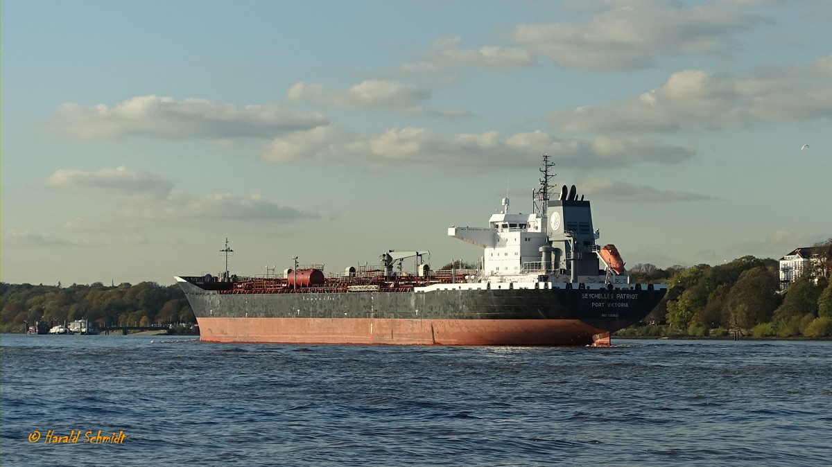 SEYCHELLEN PATRIOT (IMO 9365635) am 30.10.2019, Hamburg auslaufend, Elbe Höhe Finkenwerder / 
Chemie + Produktentanker / BRZ 27.007 / Lüa 189 m, B 32,23 m, Tg 7 m / 1 Diesel, MAN 8L58 / 64, 11.200 kW (15.230 PS), 16 kn / gebaut  2008 bei Lindenau, Kiel  / Eigner: Seychelles Patriot Ltd., Flagge: Seychellen, Heimathafen: Port Victoria  / Manager: GTS Shipmanagement, Bremen / 
