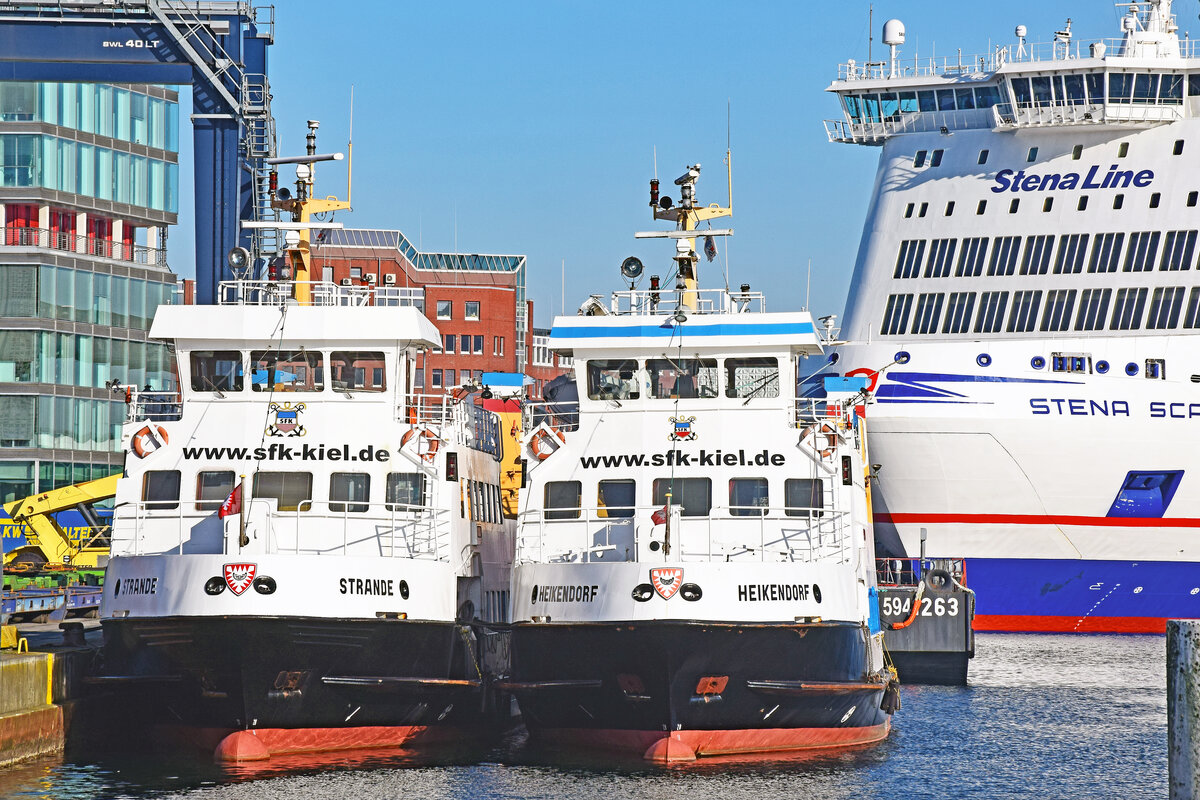 SFK-Fähren HEIKENDORF (IMO 8308733) und STRANDE (IMO 8400074) am 08.02.2023 im Hafen von Kiel