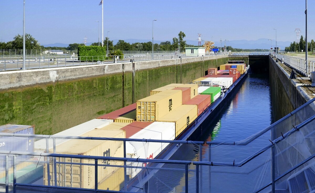 SGMS Alsage, ENI 02329040, und GSL Hollande, ENI 02329039, werden in der Schleuse Vogelgrün/Elsaß rheinabwärts geschleust, Aug.2025