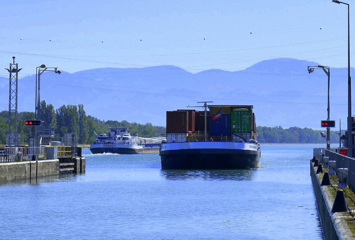 SGMS Eiger, ENI 02324957, und GSL Nordwand, ENI 02326710, rheinabwärts bei der Einfahrt in die Schleuse Vogelgrün/Elsaß, Sept.2025