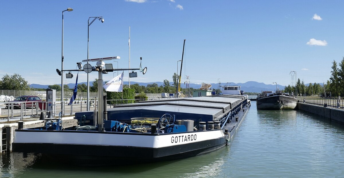 SGMS Gottardo, ENI 02326319, und GMS Karin, ENI 04700110, rheinabwärts in der Schleuse Vogelgrün/Elsaß, Sept.2025