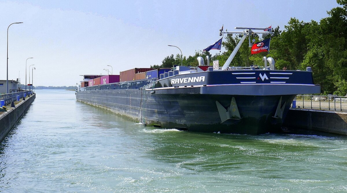 SGMS Ravenna, ENI 02324335, rheinabwärts bei der Einfahrt in die Schleuse Vogelgrün/Elsaß, Aug.2025