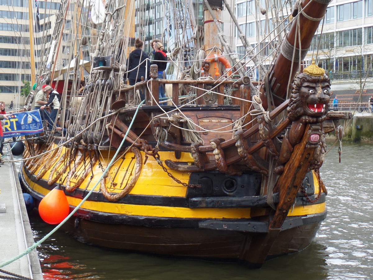 SHTANDART am 10.5.2014 in Hamburg zum Hafengeburtstag im Sandtorhafen / Bugansicht mit der Galionsfigur /
Nachbau einer Fregatte von 1703, Heimathafen St. Petersburg / LüBugspriet 34,5 m, B 6,9 m, Masthöhe 33 m, Segelfläche 620 m², max. 13,1 kn unter Segel, max. 14 kn unter Motor / erbaut von 1994-1999 in St. Petersburg /
