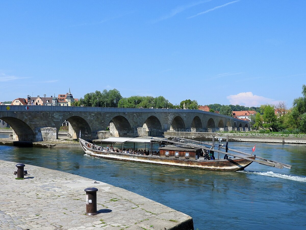 SIEBNERIN(30000317; L=37m; B=6m; 330PS; 100Passagiere; Bj.2006) passiert in Kürze bei Regensburg  die historische steinere Brücke; 230815