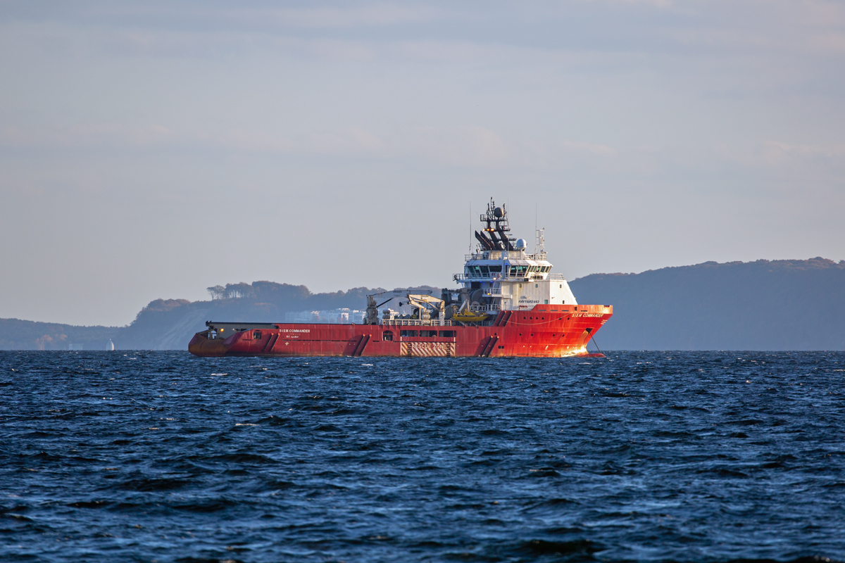 SIEM COMMANDER (IMO 9420150) liegt vor Anker auf der Prorer Wiek. - 24.10.2021