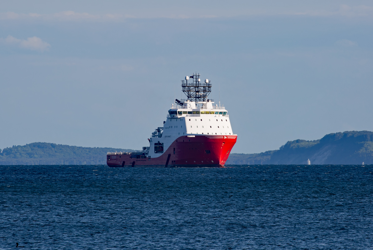 SIEM GARNET (Siem Offshore AS) auf der Prorer Wiek vor dem Ostseebad Sellin. - 10.06.2016