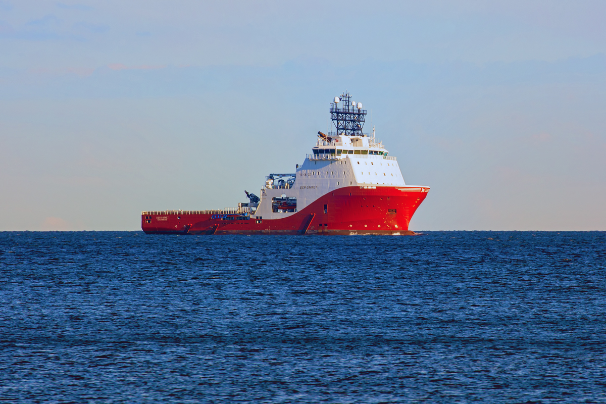 SIEM GARNET (Siem Offshore AS) auf der Fahrt in die Prorer Wiek zum Ankerplatz vor dem Ostseebad Sellin. - 10.06.2016