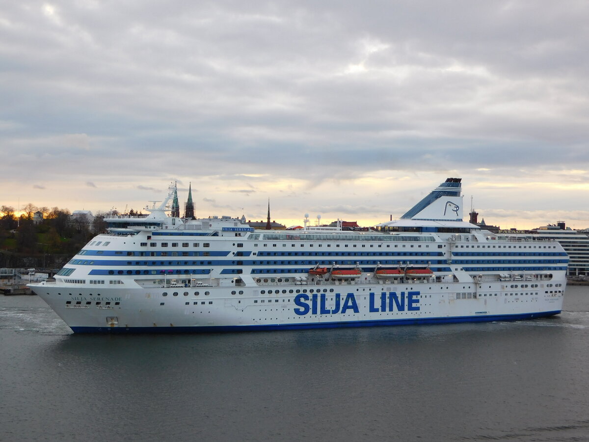 SILJA SERENADE; Tallink/Silja Line, auslaufend Helsinki am 18.10.21, gesehen von Bord der Gabriella