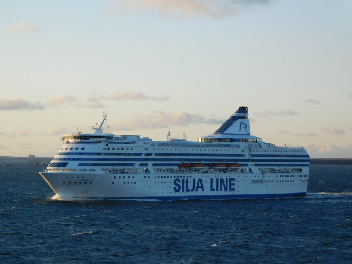 SILJA SYMPHONY, Tallink/Silja Line, auslaufend Helsinki am 17.10.21, gesehen von Bord der Viking XPRS