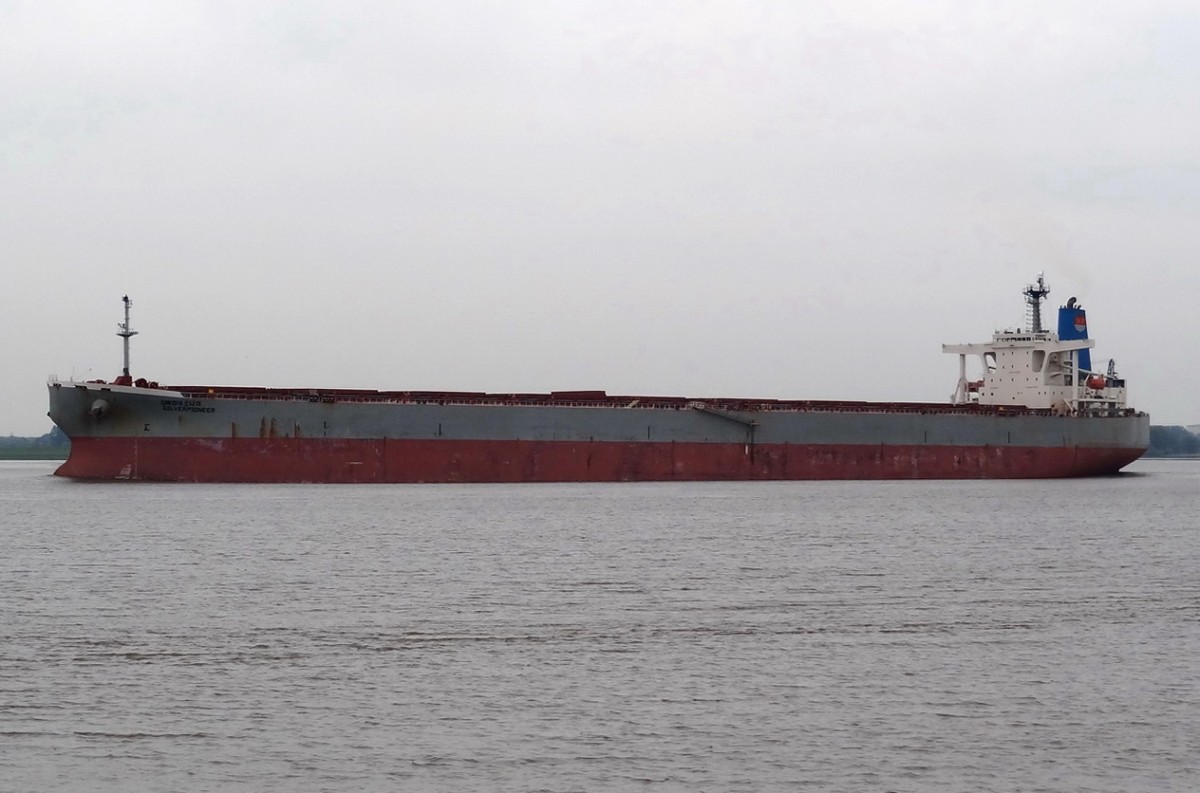 SILVER PIONEER  Massengutschiff   Lühe  06.05.2014   289 x 45m  