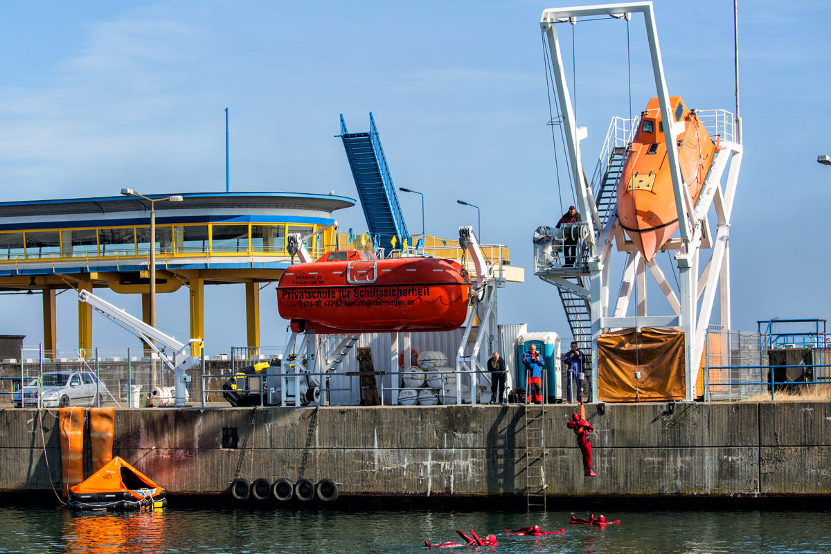 Simulierte Hubschrauberbergung. Übung für den Ernstfall im Sassnitzer Hafen. - 28.03.2017